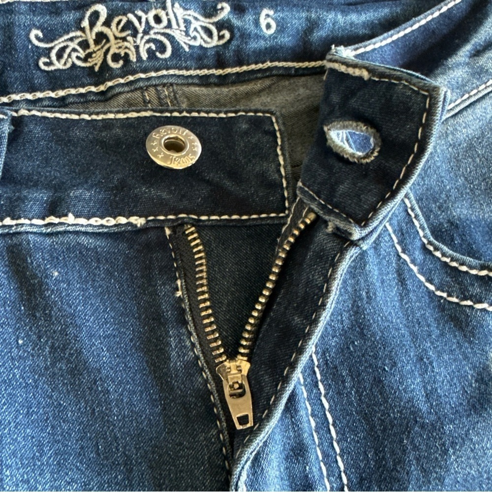 Revolt Women's Distressed Embroidered Jeweled Pocket Jeans Size 6 - Picture 11 of 12